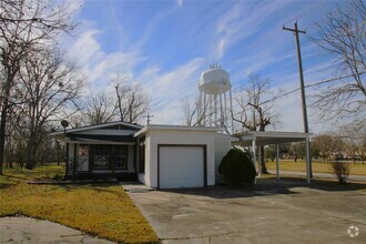 Building Photo - 302 Circle Way St