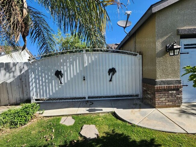 Building Photo - Charming 3 bedroom, 2 bathroom house. This...