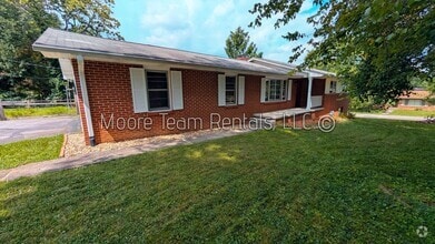 Building Photo - 211 Monroe Dr