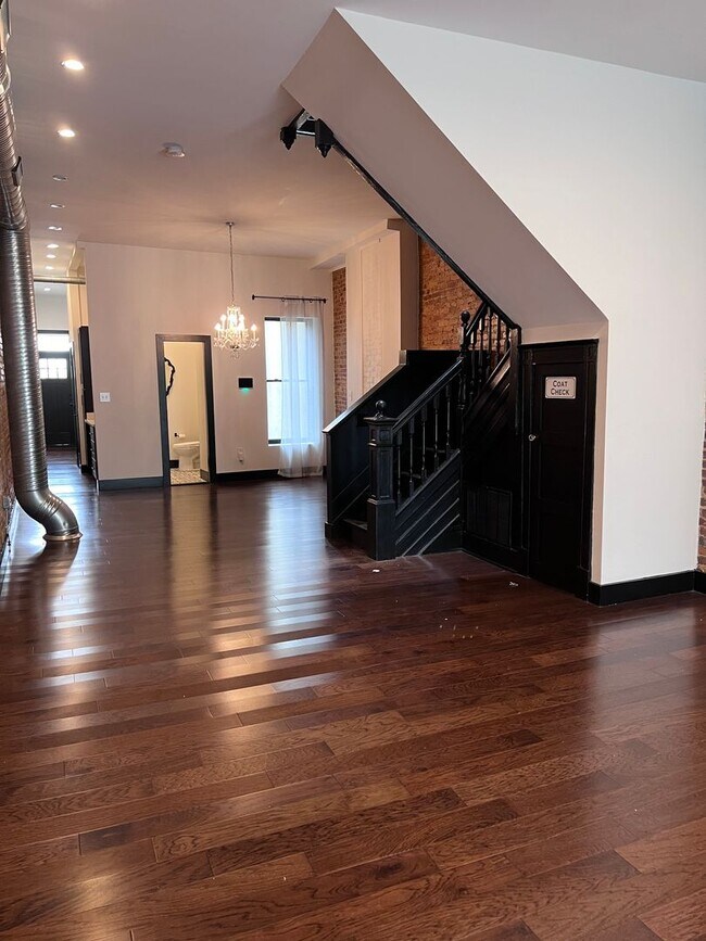 Building Photo - Three Bedroom - Three Story Reservoir Hill...