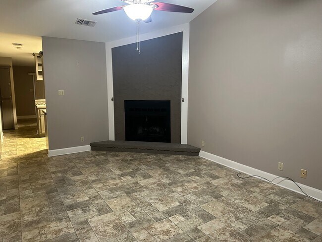 Building Photo - 203 Chantilly St
