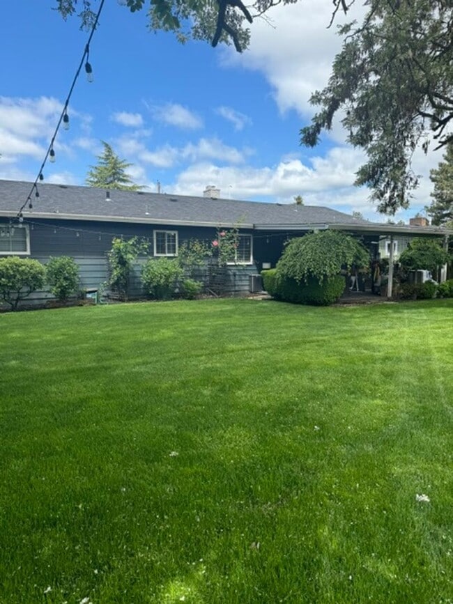 Foto del edificio - ?Lovely 3bed/2bath Ranch style home with HUGE private yard in ?