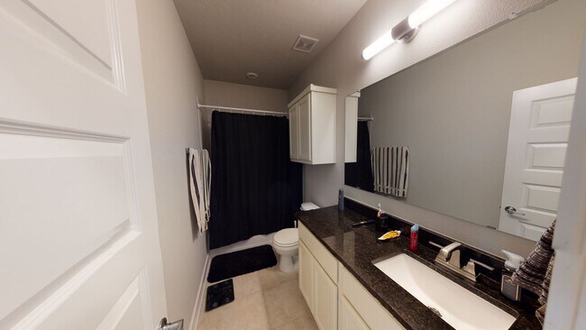 Building Photo - 3/2.5 Like New Townhome!