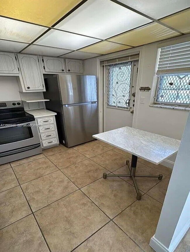 Building Photo - 219 NE 14th Ave