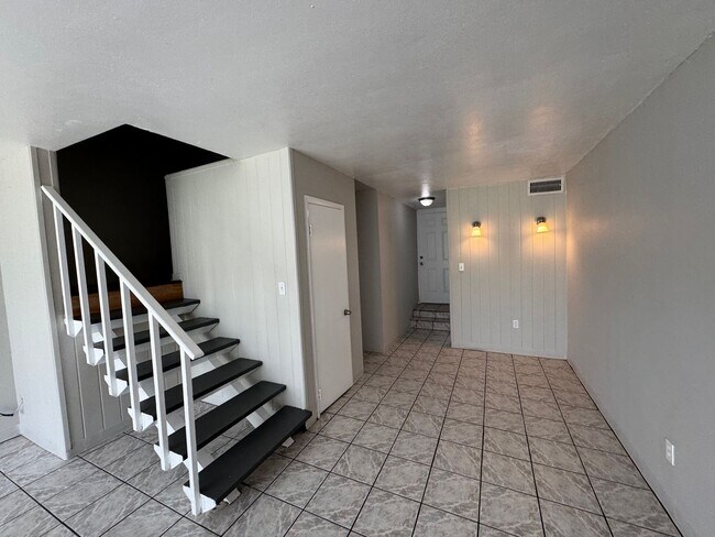 Foto del edificio - "Month of Rent FREE" Charming 2 Bedroom, 1 Bathroom Home in the GATED COMMUNITY of Hilltop Apartm...