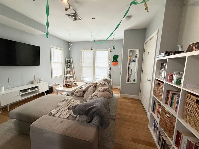 Building Photo - 195 W 3rd St