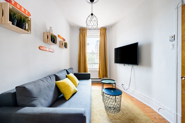 Building Photo - 2390 Rue Frontenac