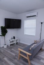 Building Photo - 1109 Douglas Rd