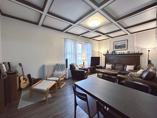 Photo du bâtiment - Large high ceiling 2 Bedroom -241 Queen St S
