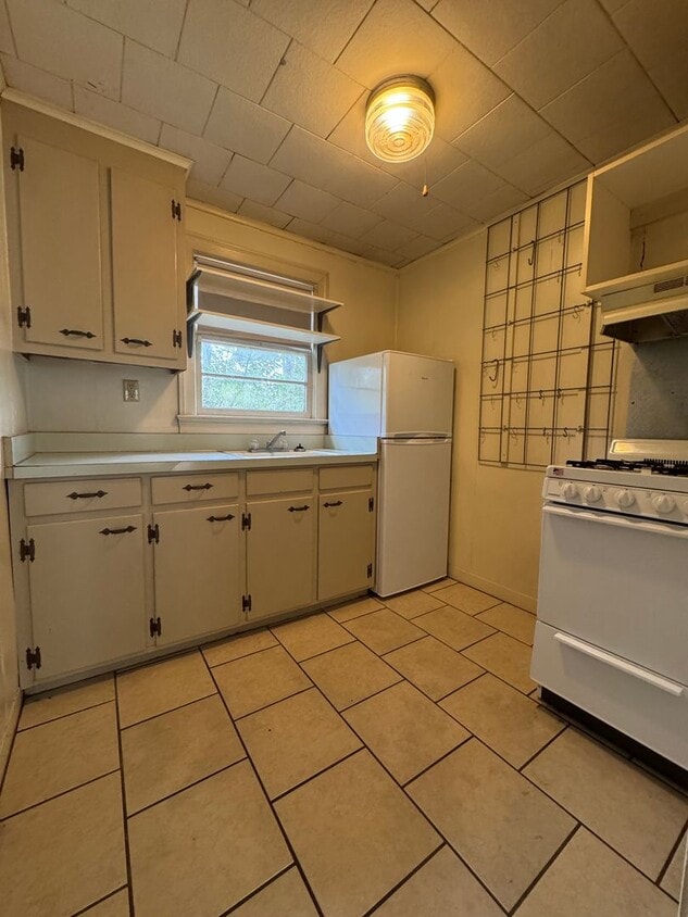 Building Photo - 704 E Thomas St