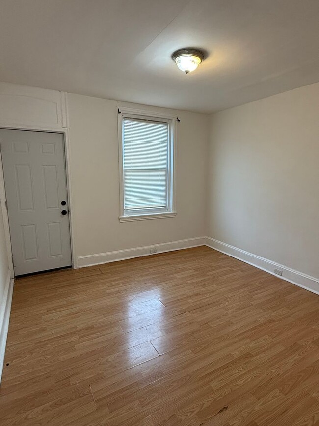 Building Photo - 2 Bedroom Home in Port Richmond available ...