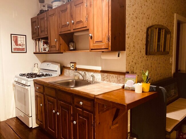 Building Photo - 16 Tyng St