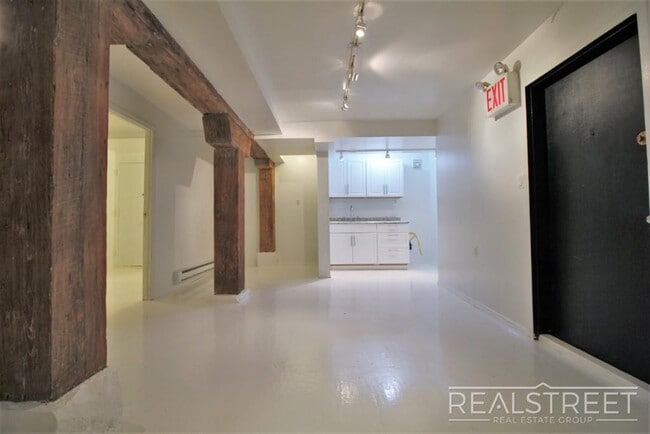 Building Photo - Affordable 2 BR in Williamsburg!
