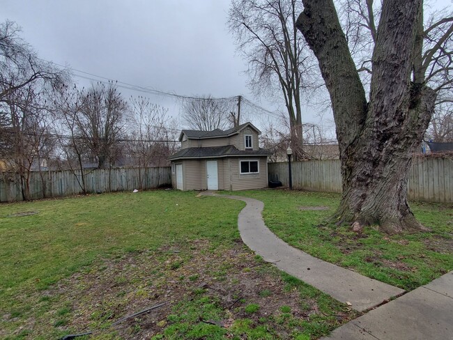 Building Photo - 33496 Kirby St