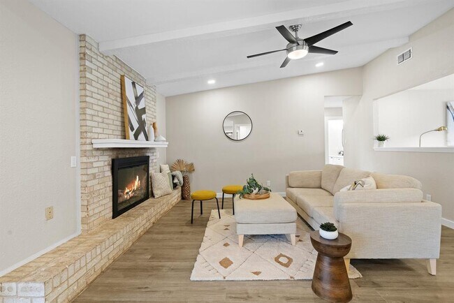 Foto del edificio - 701 Ridge Crest Dr