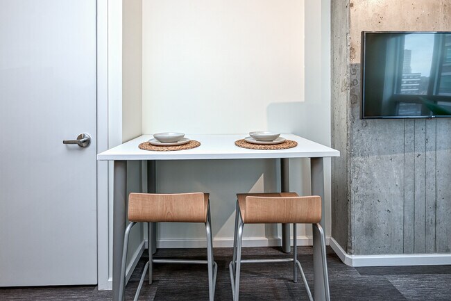 Building Photo - Studio + Den (1 bed 1 bath)