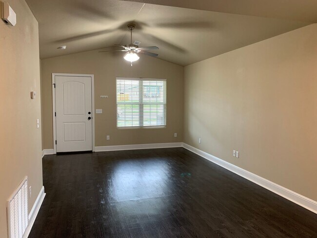 Foto del edificio - Adorable 2 bedroom, 2 bathroom home. Ready...