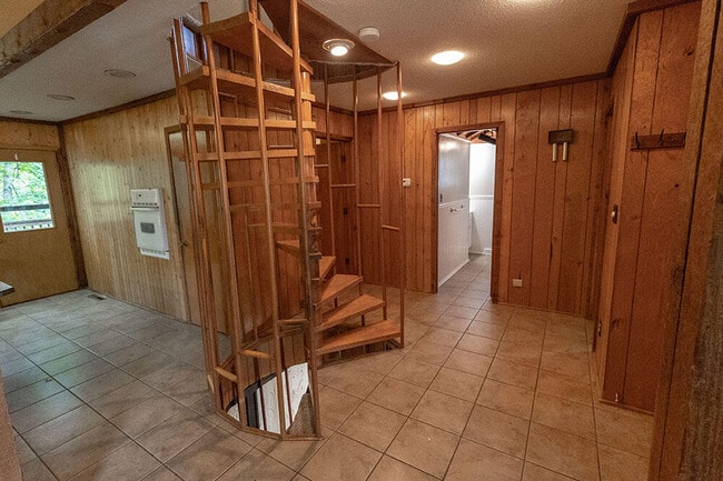 Building Photo - 2906 Lynnwood Dr