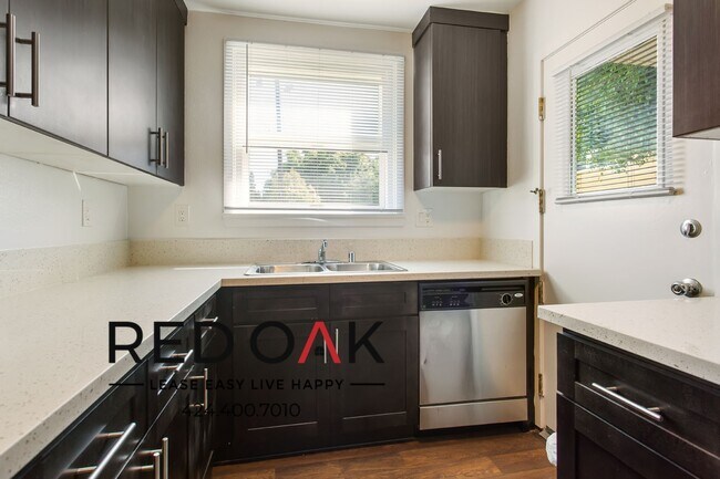 Building Photo - 6 WEEKS FREE CONCESSION! Stunning and Spac...