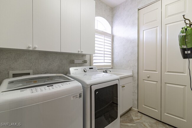 Foto del edificio - 8460 Abbington Cir