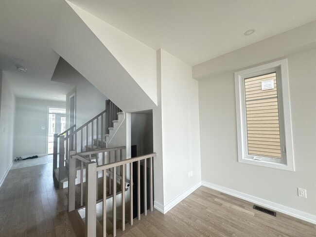 Building Photo - 515 Oldenburg Ave