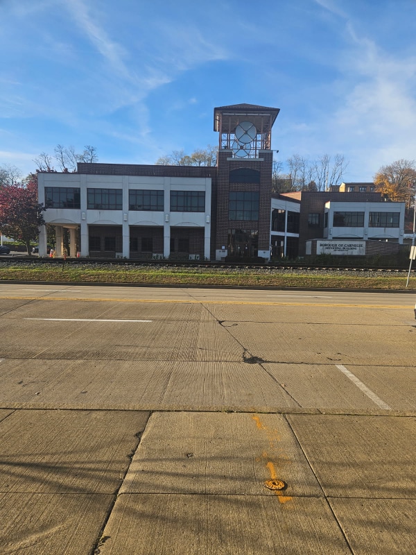 Building Photo - 325 W Main St