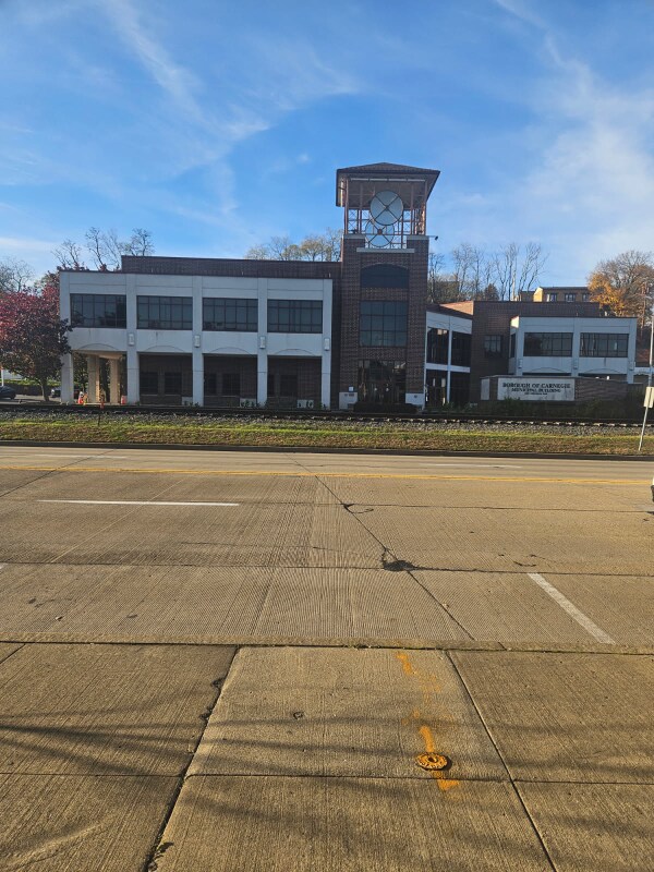 Foto del edificio - 325 W Main St