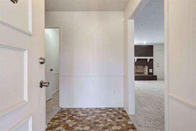 Building Photo - 524 Sherwood Ln