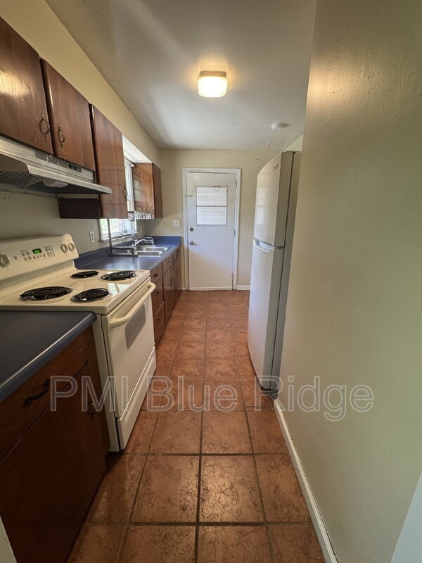 Building Photo - 707 Rhodes Park Dr