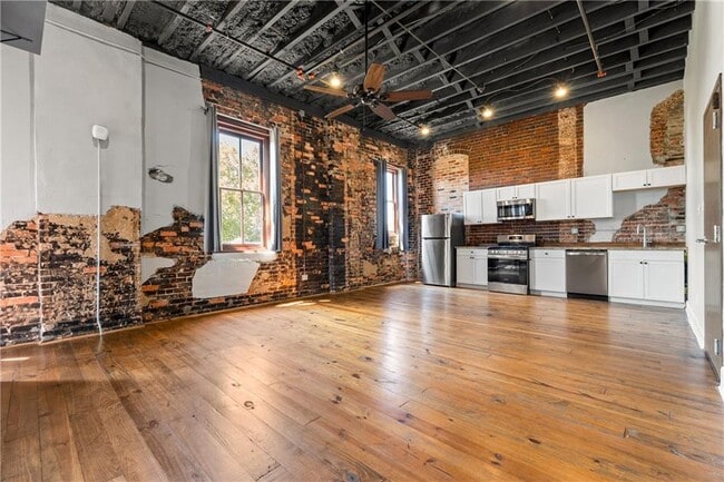 Building Photo - 558 St Francis St