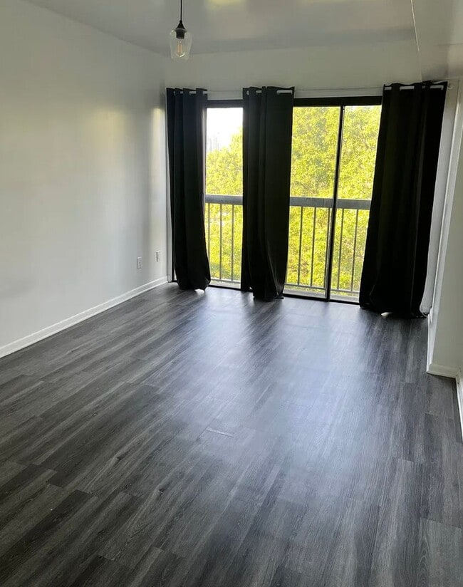 Building Photo - Large Foggy Bottom Beauty - 1+Den + 1 FB