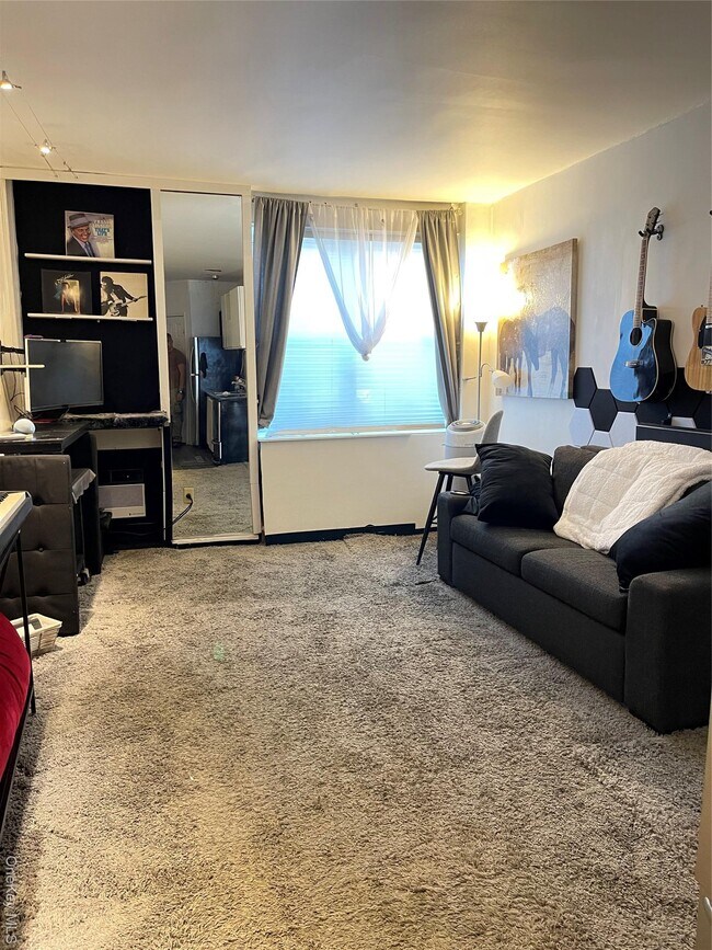 Foto del edificio - 855 E Broadway