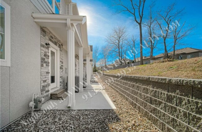 Foto del edificio - Brand New Townhome 3 Bed 2.5 Bath in Olath...