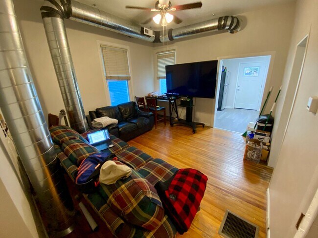 Foto del edificio - 5 bedroom /2 bath Mins. from UC for $750/p...