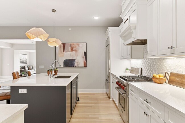 La cocina cuenta con isla central, cocina y placa de gas, y electrodomésticos de acero inoxidable. - 222 Ferndale Rd S