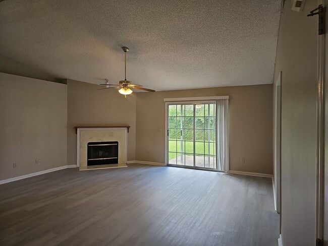 Building Photo - Charming 3 bedroom, 2 Bathroom