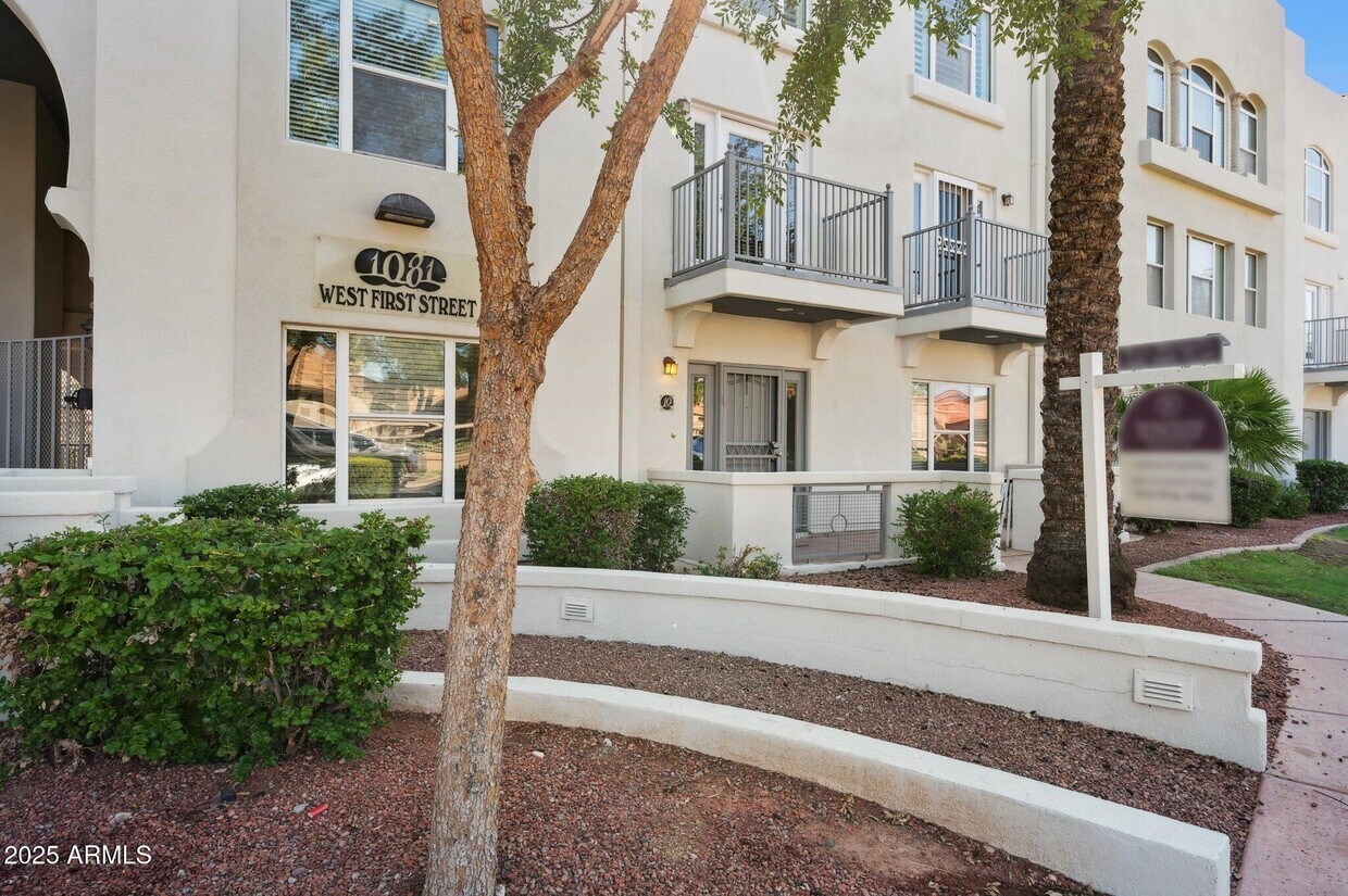Foto principal - 1081 W 1st St