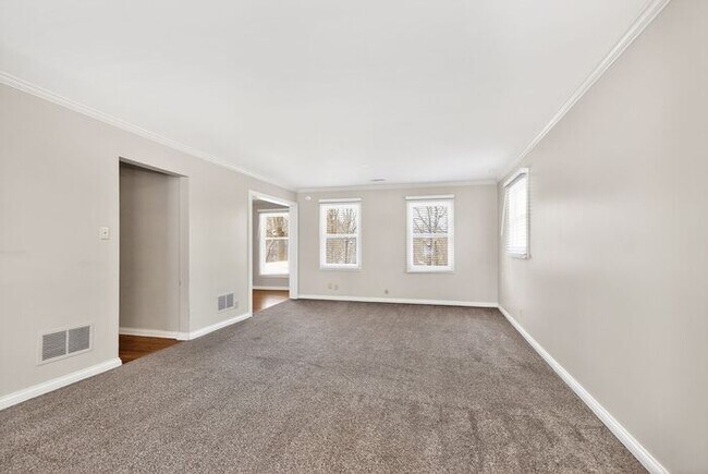 Building Photo - Beautiful Home surrounded by nature!