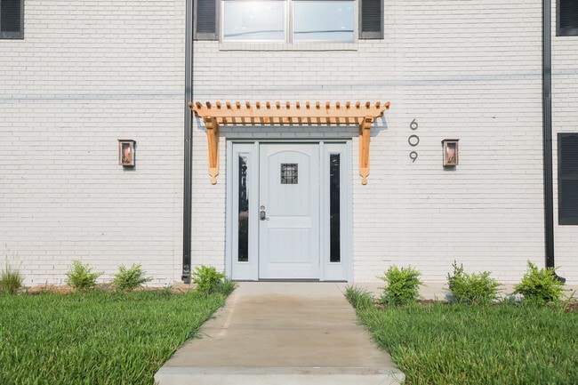 Building Photo - Inez at Bishop Ridge