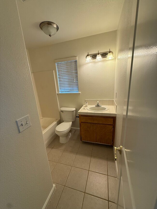 Foto del edificio - Charming 3 bedroom 2 bathroom home located in Corcoran