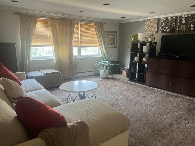Foto del edificio - 1334 Montgomery Ave