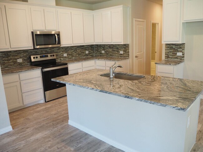 Building Photo - Like NEW 3 Bed 3 Bath Townhouse in Denton