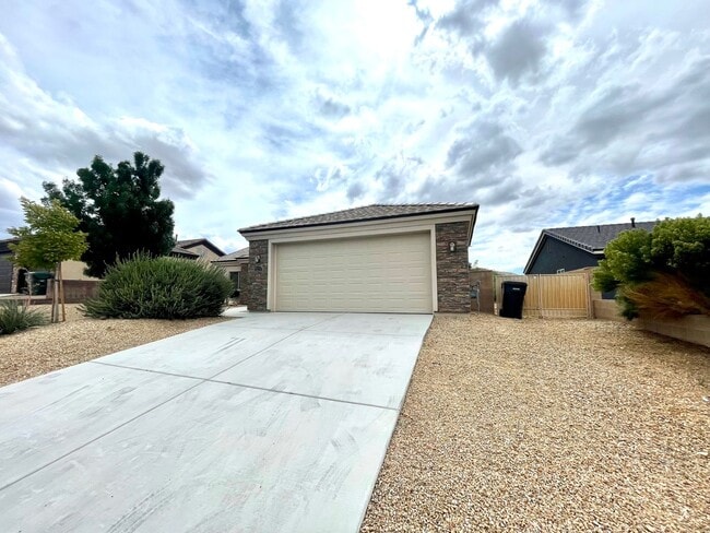 Building Photo - Beautiful 3 Bedroom Home in Hualapai Shadows! *HOME IS CURRENTLY OCCUPIED, PLEASE DO NOT DISTURB ...