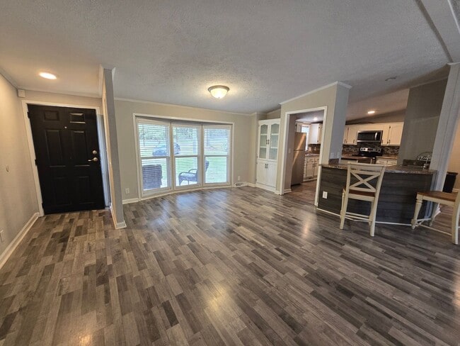 Building Photo - NEW LISTING!!!!!
