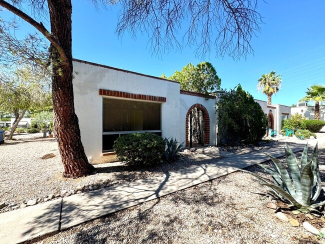 Building Photo - Eastside Townhome