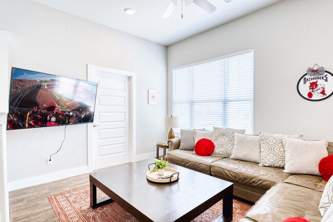 Building Photo - 909 W Eagle St