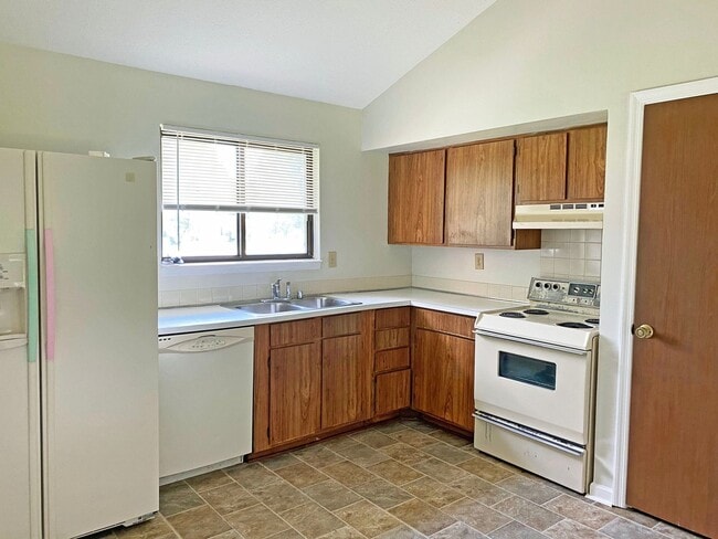 Building Photo - Spacious, All Electric 3 BR House! Fenced Backyard! W/D Hookups, Off-Street Parking
