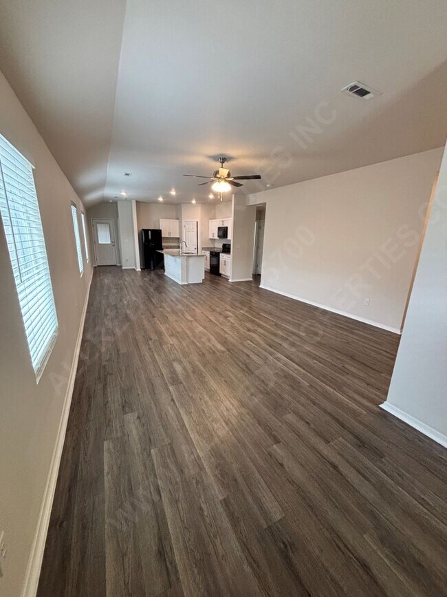 Building Photo - Move in special $300.00 off 1st month's re...
