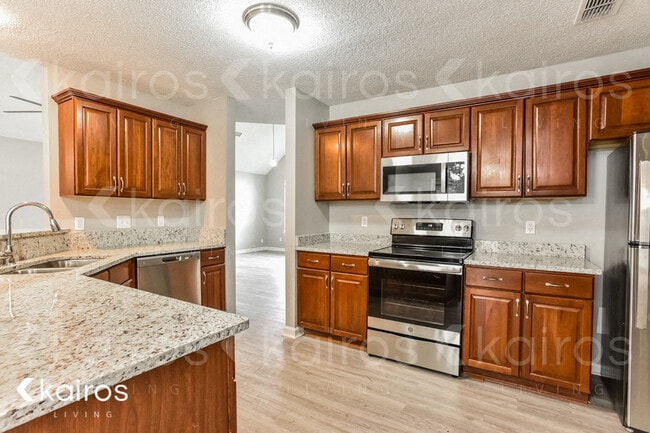 Building Photo - 2102 Spring Hill Cir