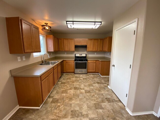 Foto del edificio - Spacious Two Story Home in SW Visalia comi...